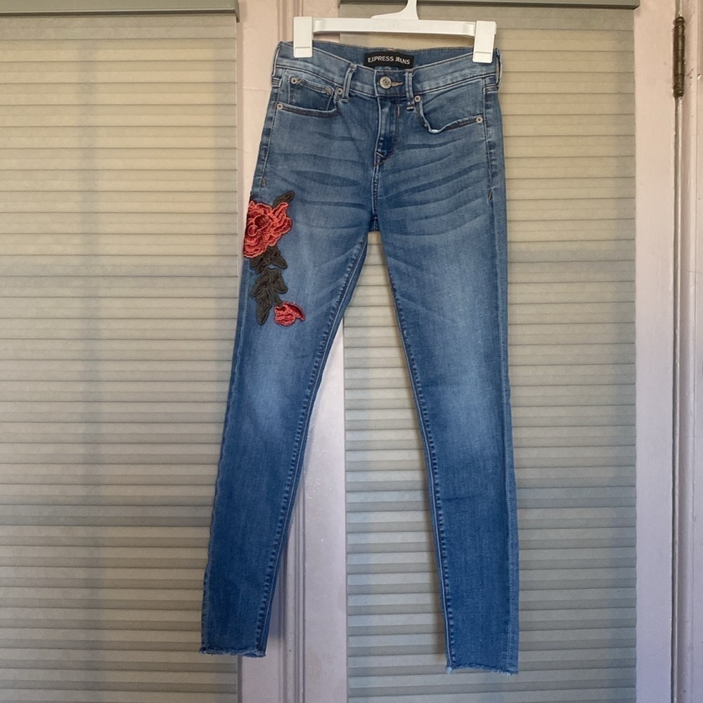 Express Jeans Roses Embroidered on the side, Ankle, Mid Rise and lace top.